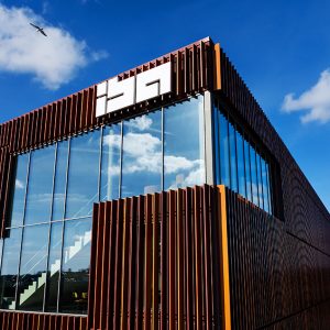 Foto af IBA's bygning med IBA logo