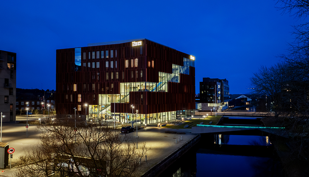 Bygningsbillede af IBA ved skumring