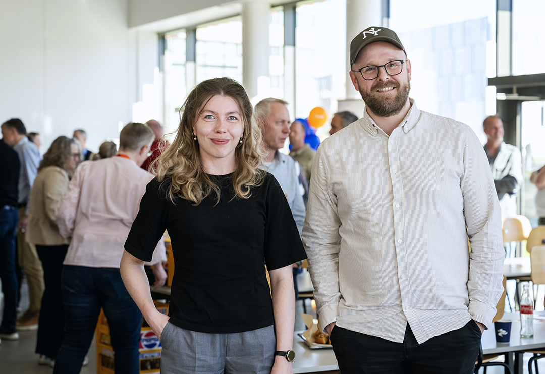 Foto af Tommy og Natasha, der står side om side