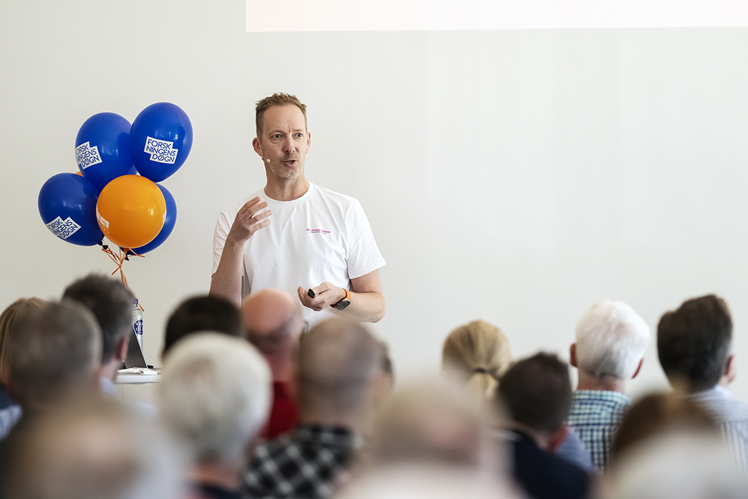 Foto af Jesper Outzen, der står og præsenterer foran publikum