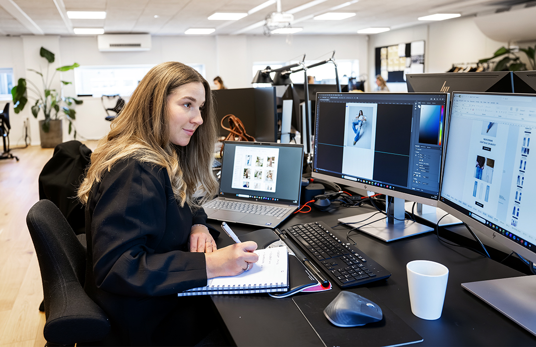 Julie Skovgård der sidder foran en computerskærm.