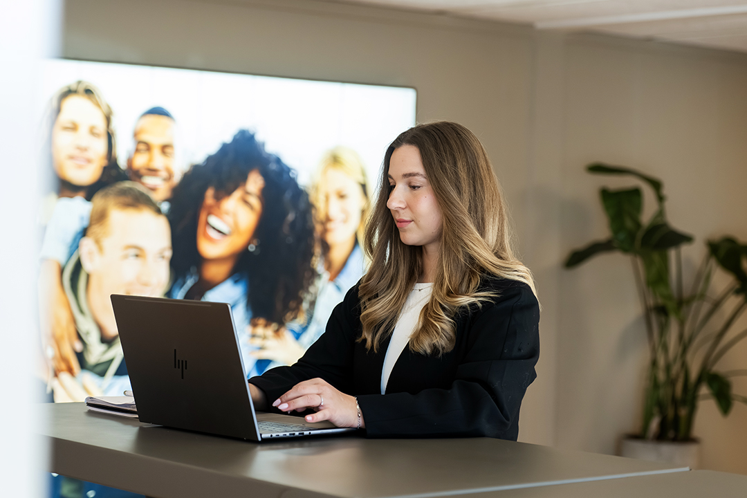 Julie Skovgård der sidder med bærbar.