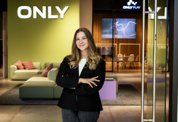 Julie Skovgård der står foran Only skilt.