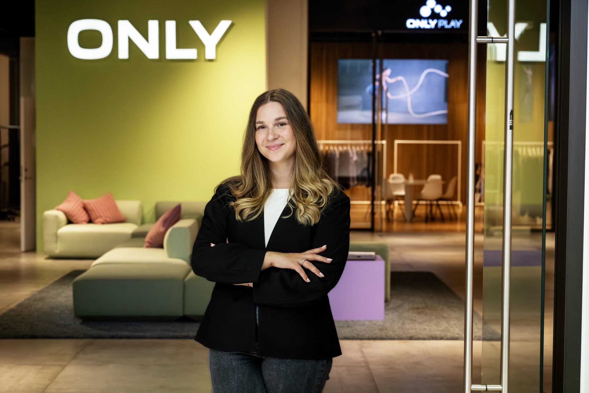 Julie Skovgård der står foran Only skilt.