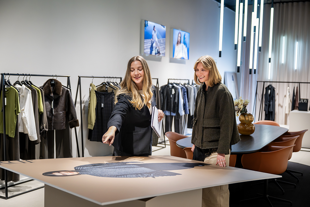 Julie Skovgård og kollega hos Only.