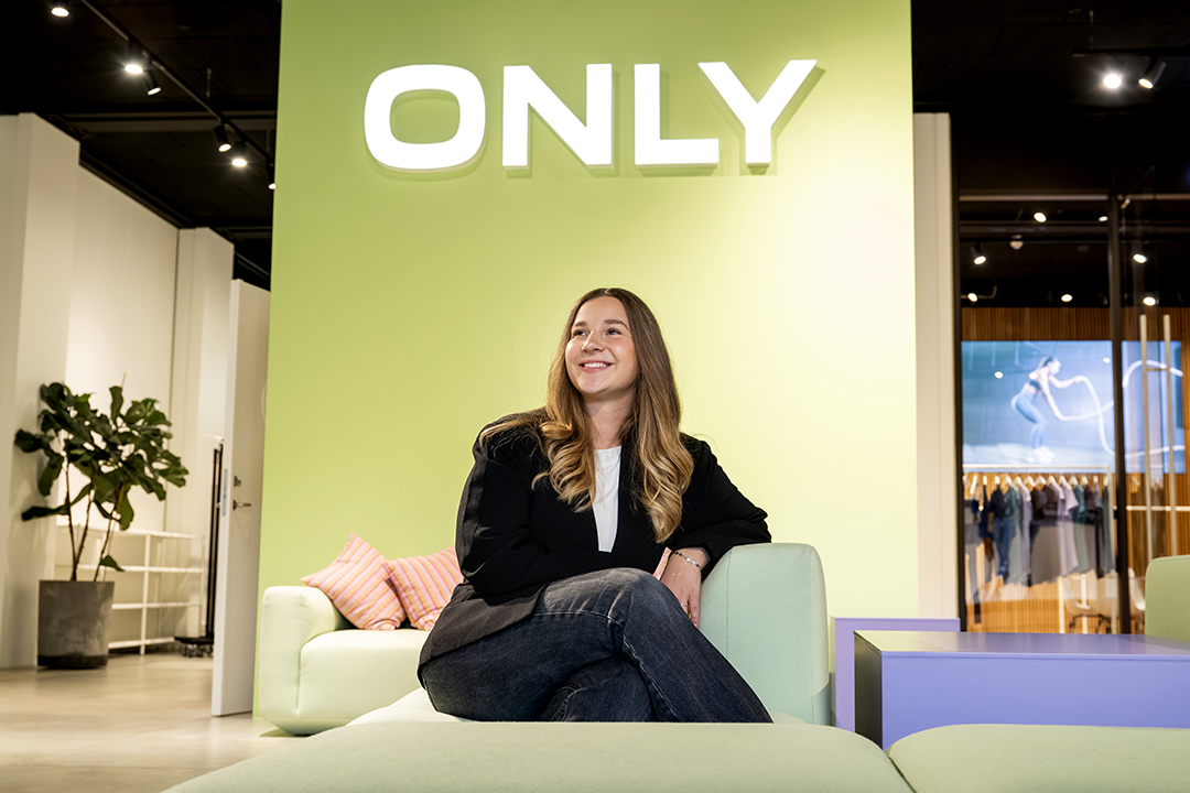 Julie Skovgård der sidder foran Only skilt.