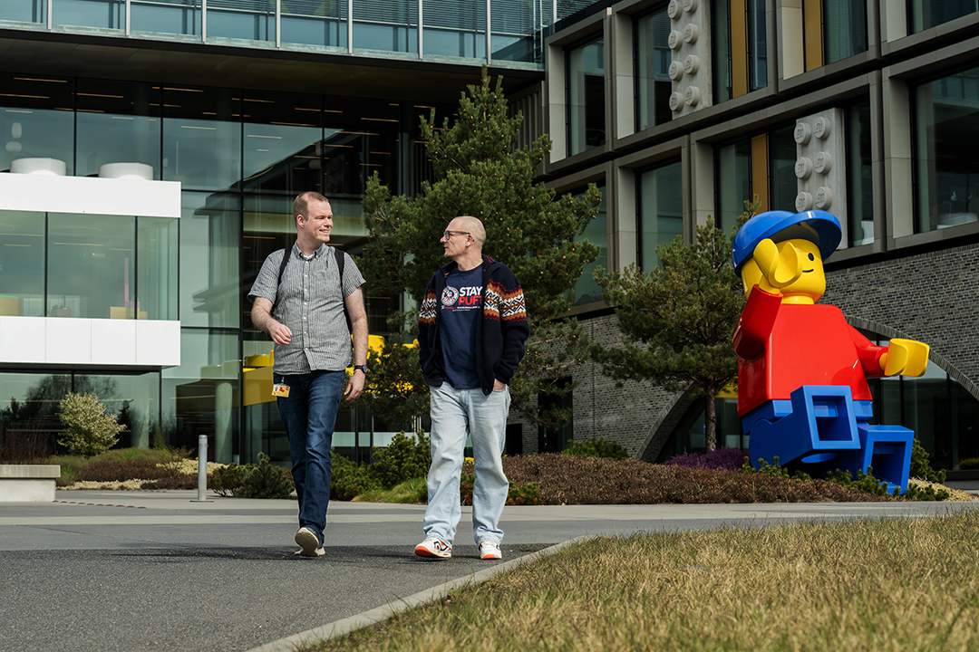 Villads Otto Rasmussen og Søren Buch foran LEGO bygningen i Billund.