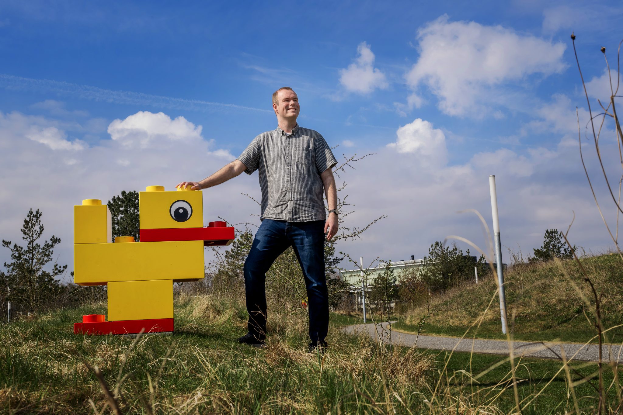 Villads Otto Rasmussen med en stor LEGO and.