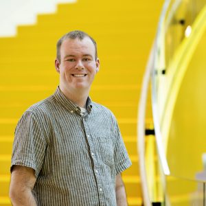 Villads Otto Rasmussen foran trappe hos LEGO i Billund.