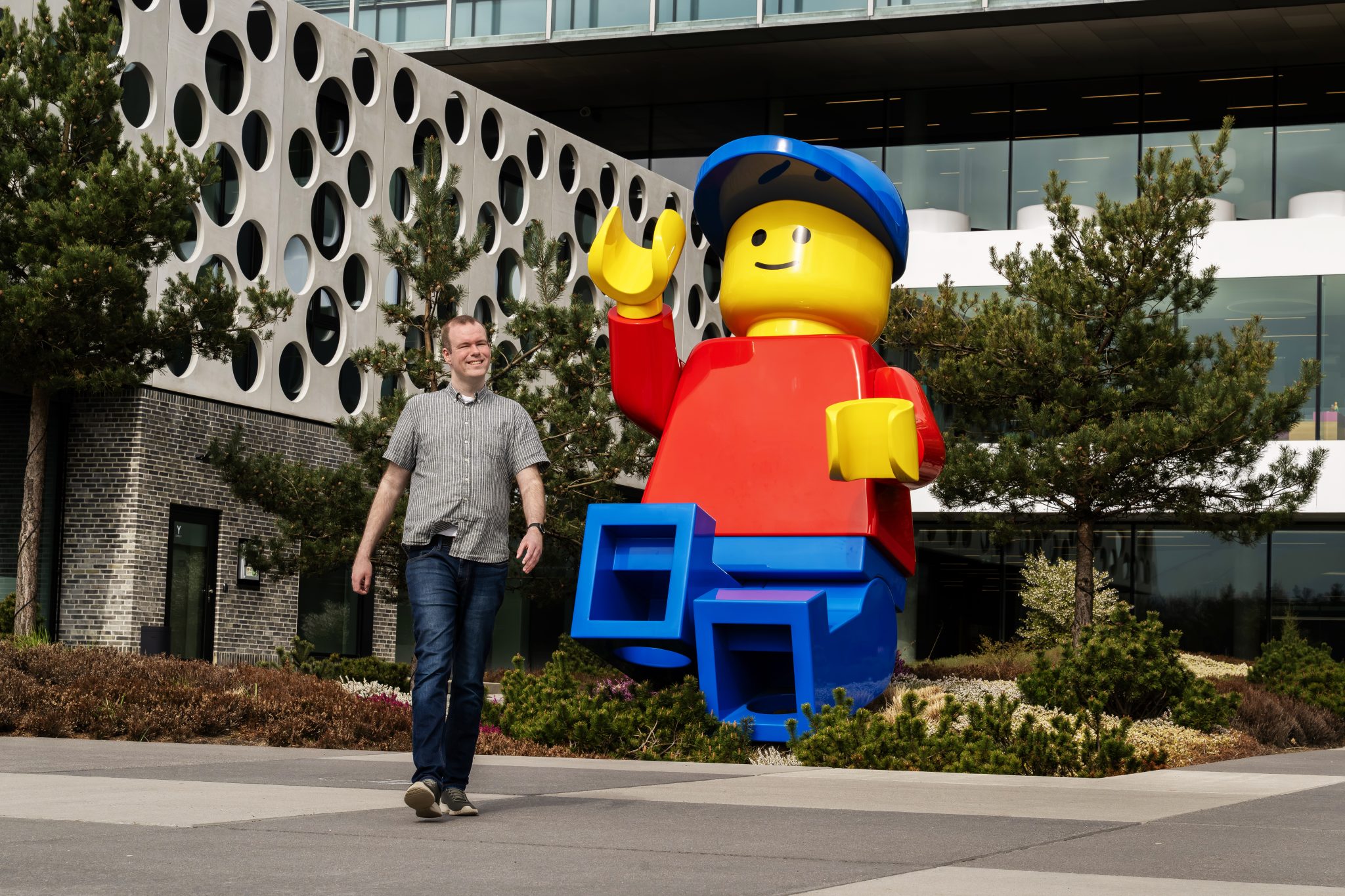 Villads Otto Rasmussen foran LEGO bygningen i Billund.