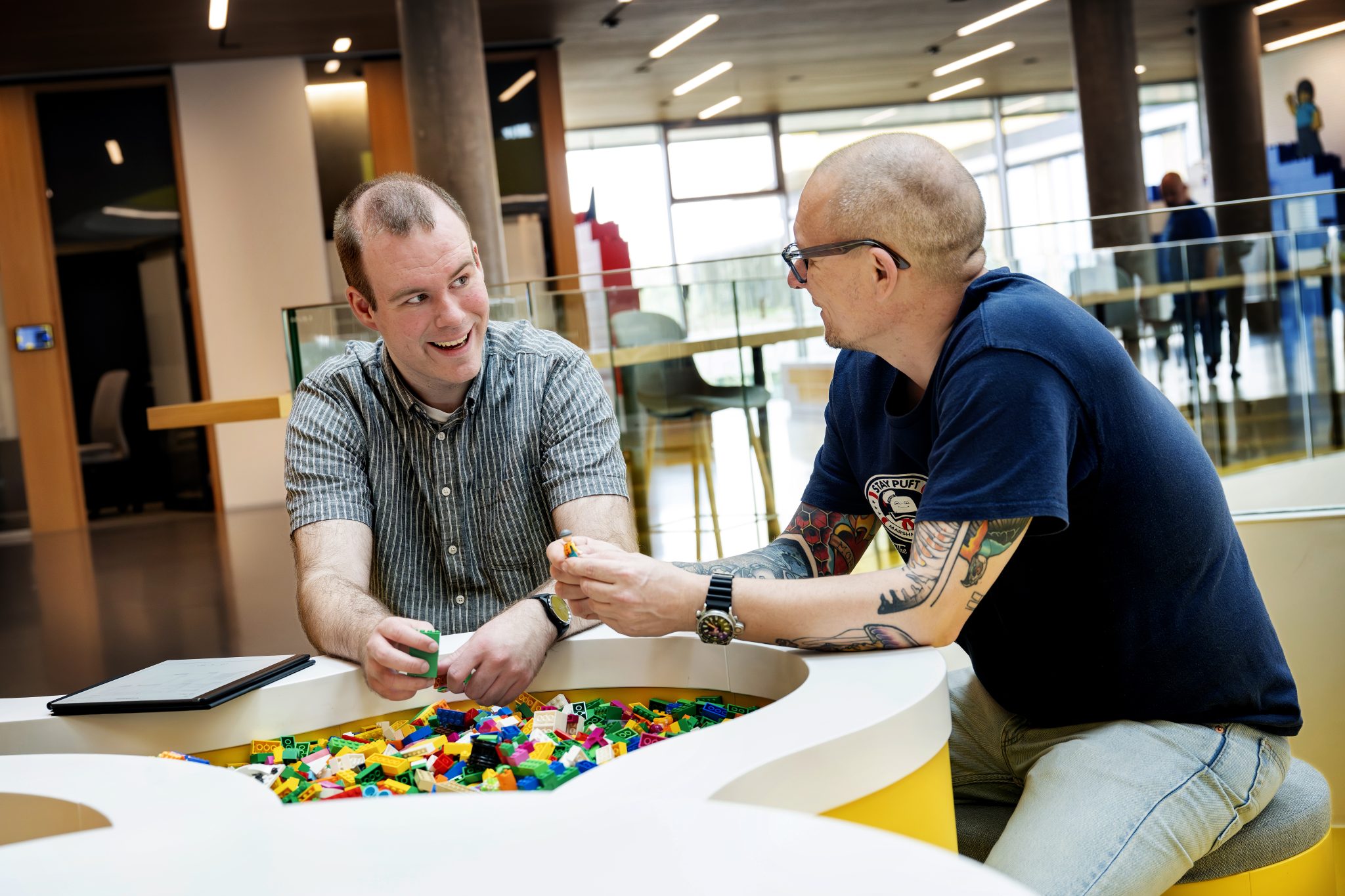 Villads Otto Rasmussen sammen med kollega.