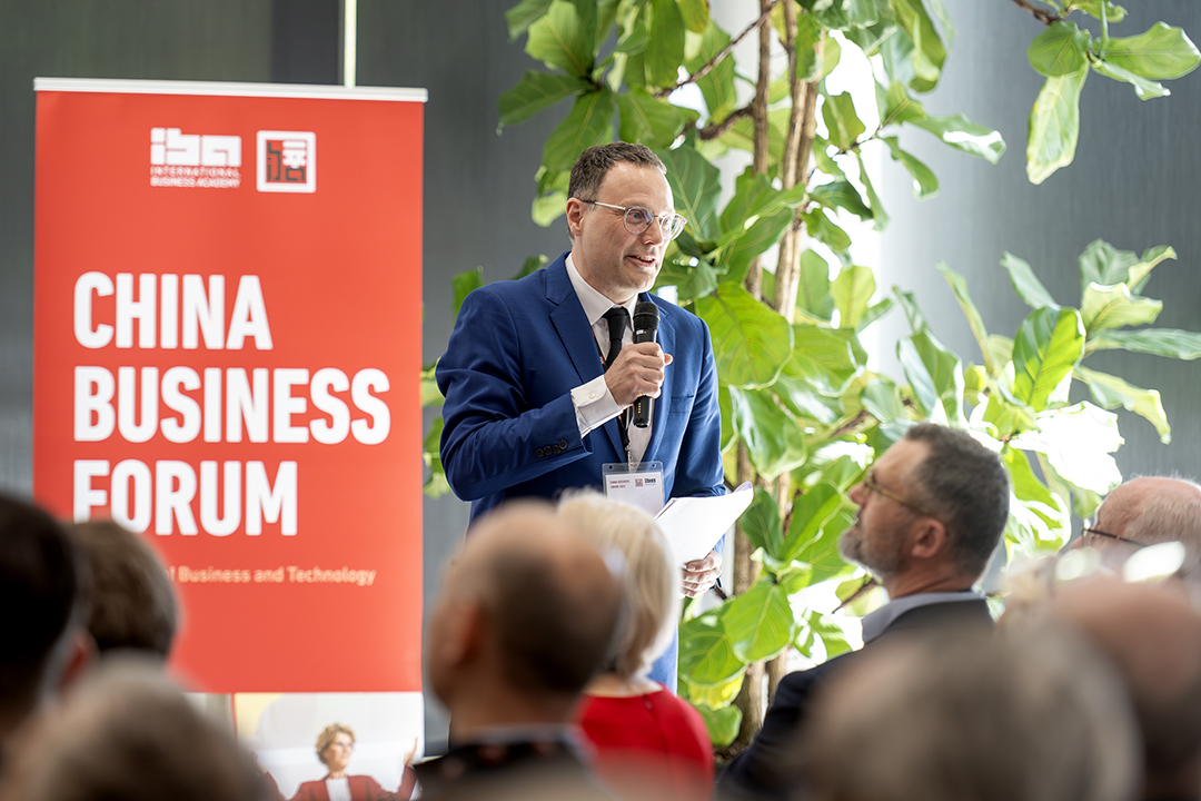 Foto af oplægsholder til China Business Forum