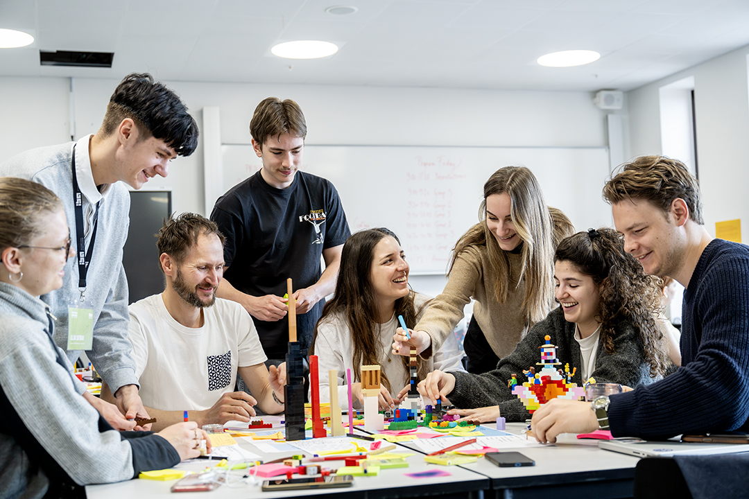 Foto af studerende, der laver gruppearbejde