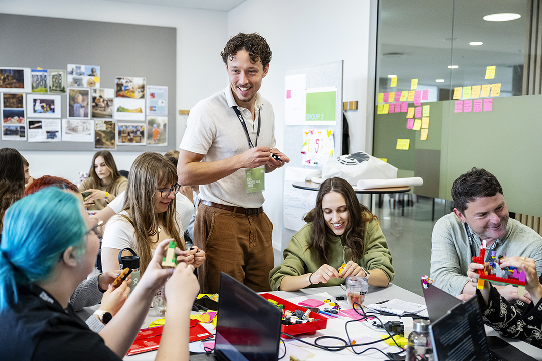 Foto af studerende, der laver gruppearbejde