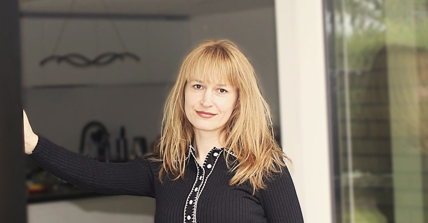 Foto af Larisa foran en dør