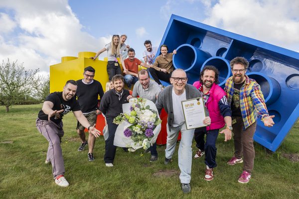 Foto af en del af teamet hos LEGO, som Villads har arbejdet sammen med under sit praktikophold
