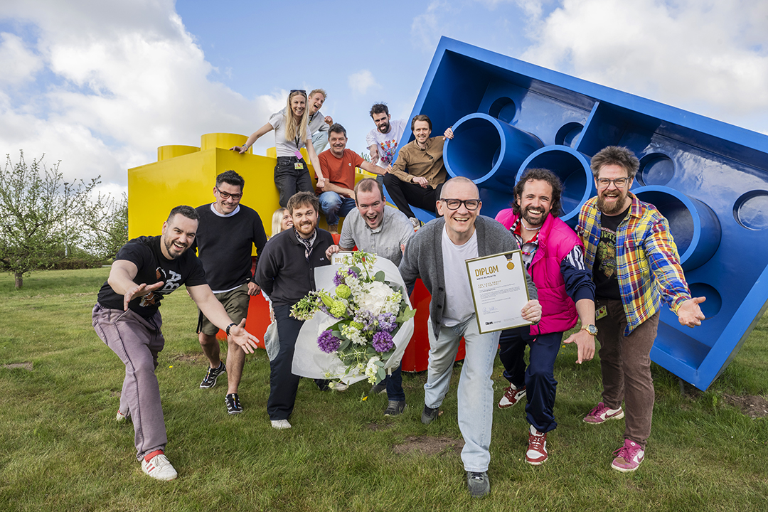 Foto af en del af teamet hos LEGO, som Villads har arbejdet sammen med under sit praktikophold