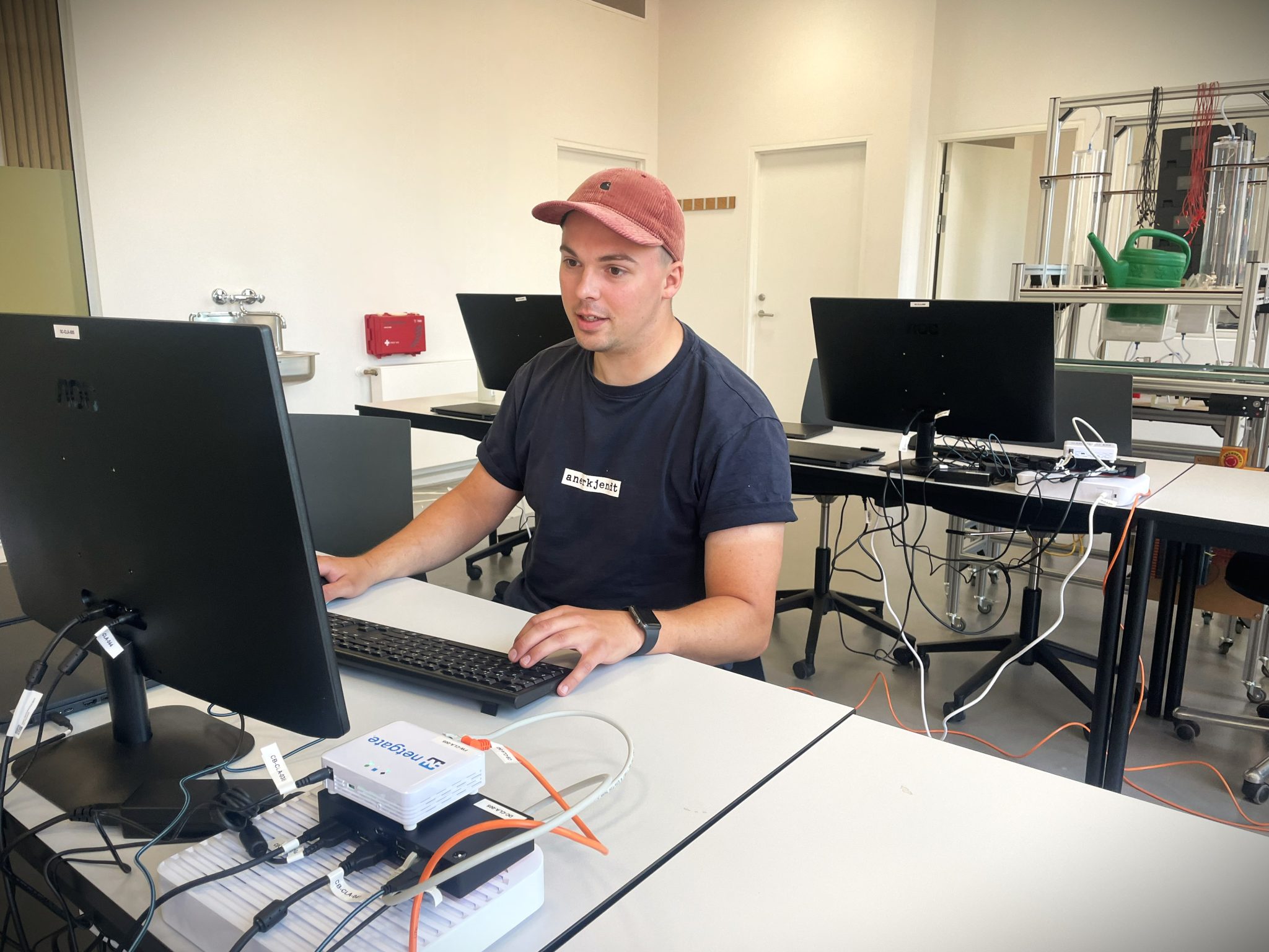 Magnus sidder ved pc i cybersikkerhed lokale