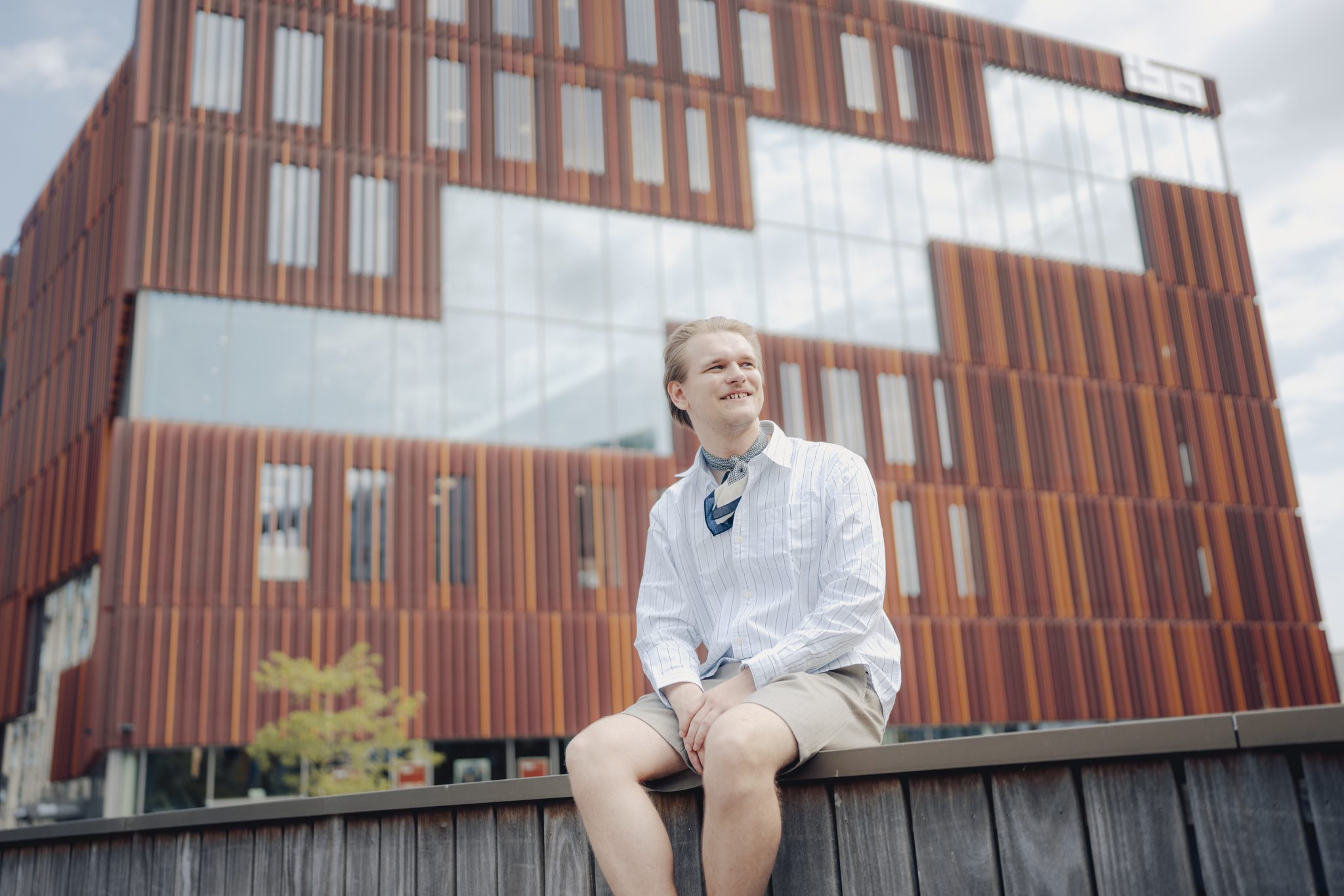 Jeppe der sidder på broen foran IBA.