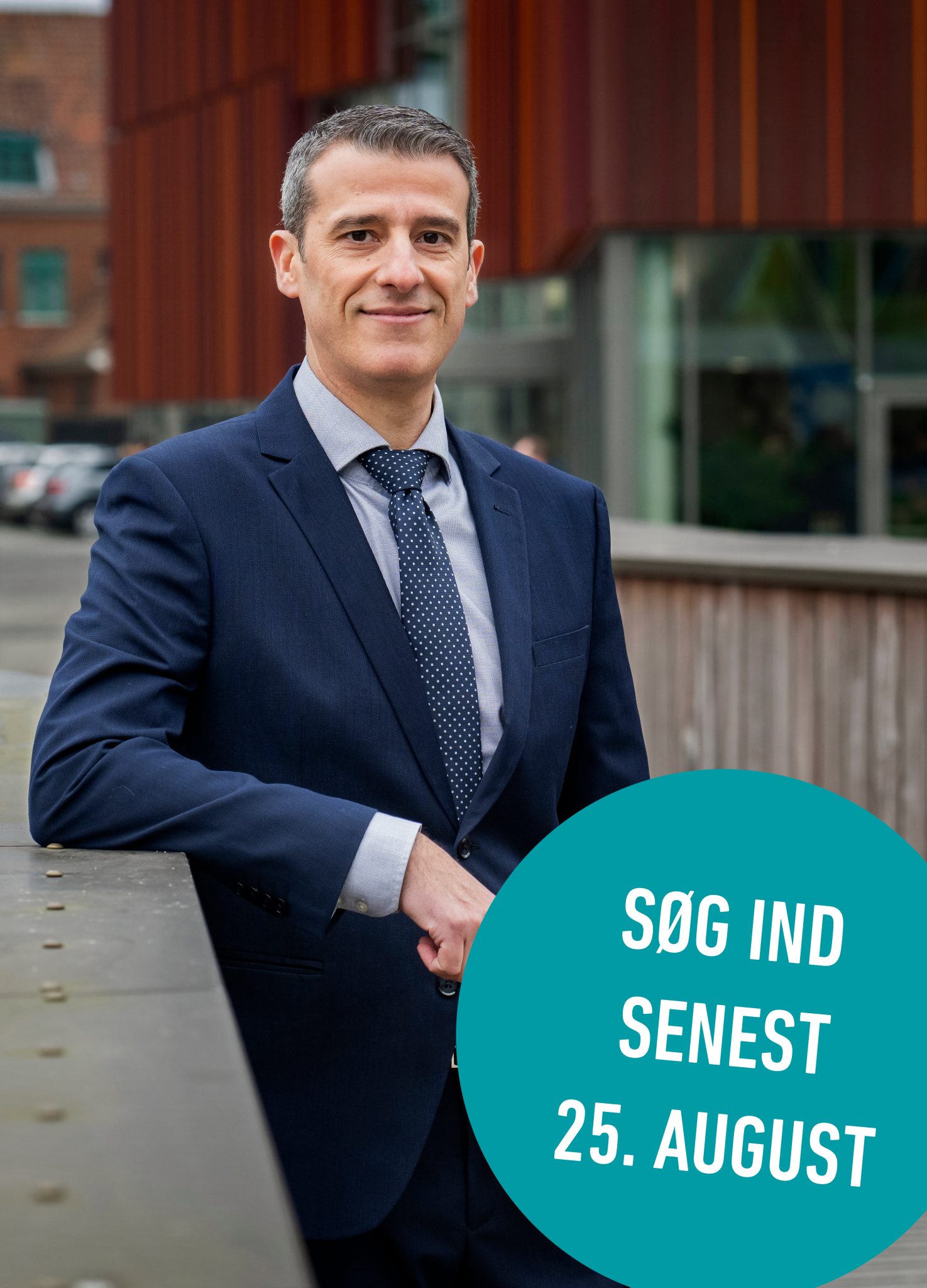 Foto af tidligere IBA studerende foran IBA's bygning