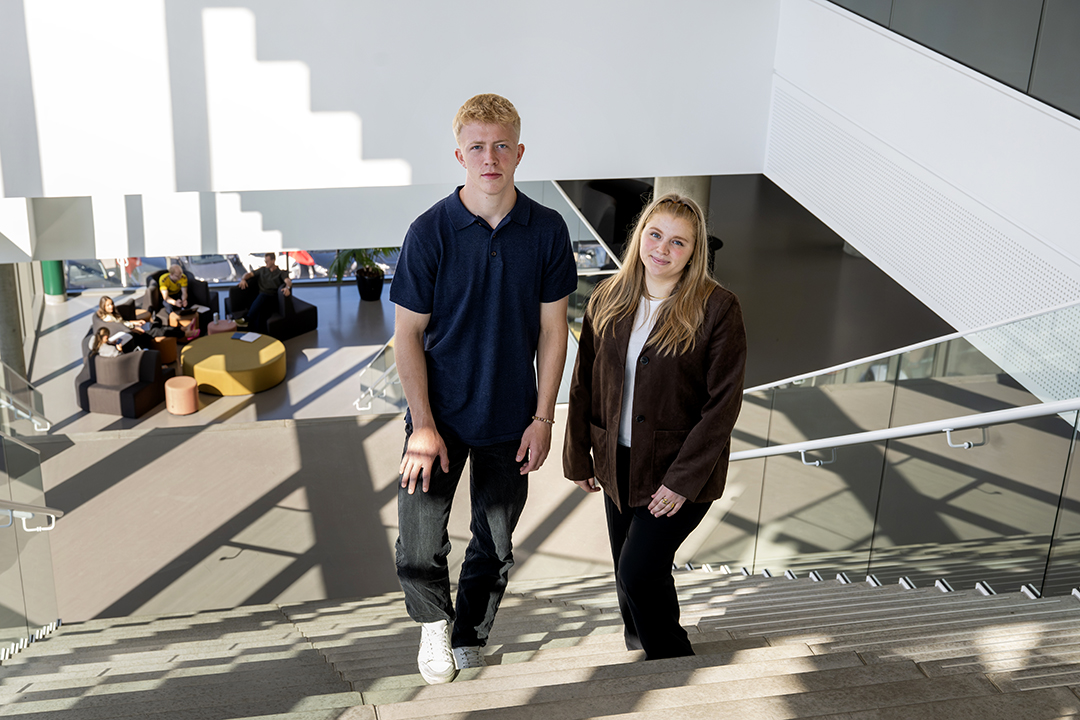 To nye studerende på Finansbachelor.