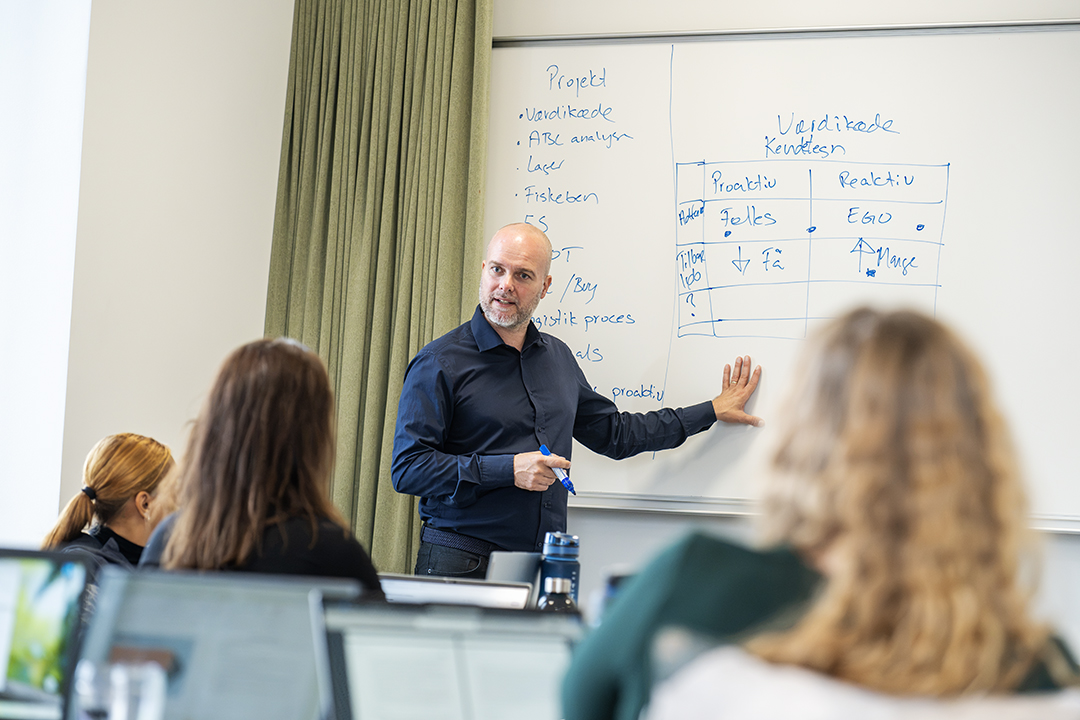 uddannelseschef Klaus Vestergaard Brunbjerg underviser.