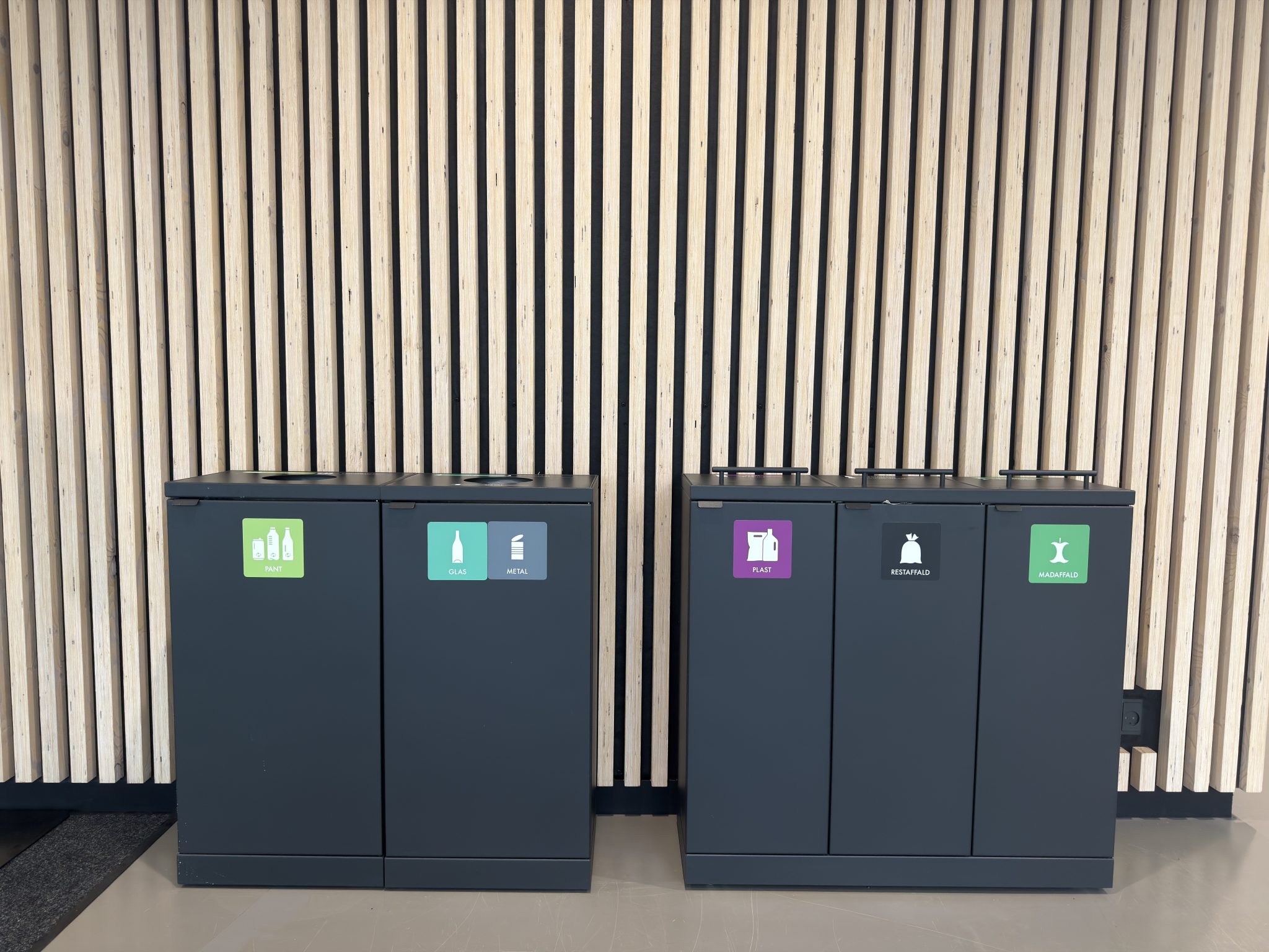 Foto af skraldespande til affaldssortering
